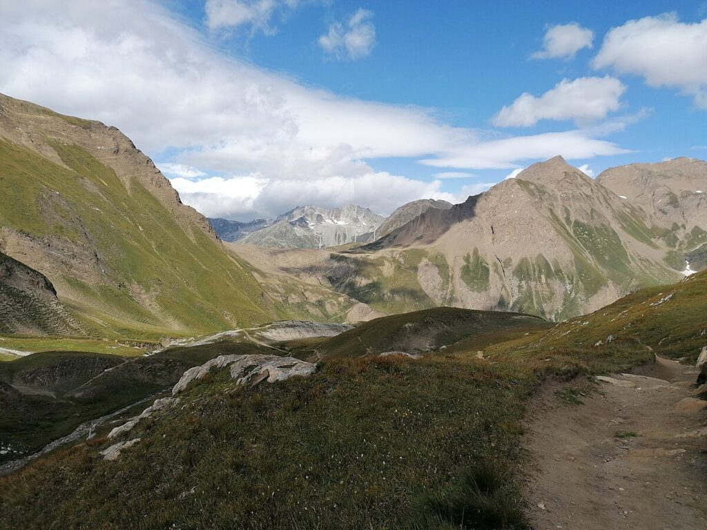 https://commons.wikimedia.org/wiki/File:Passo_del_Gries_dal_rifugio_Citt%C3%A0_di_Busto.jpg