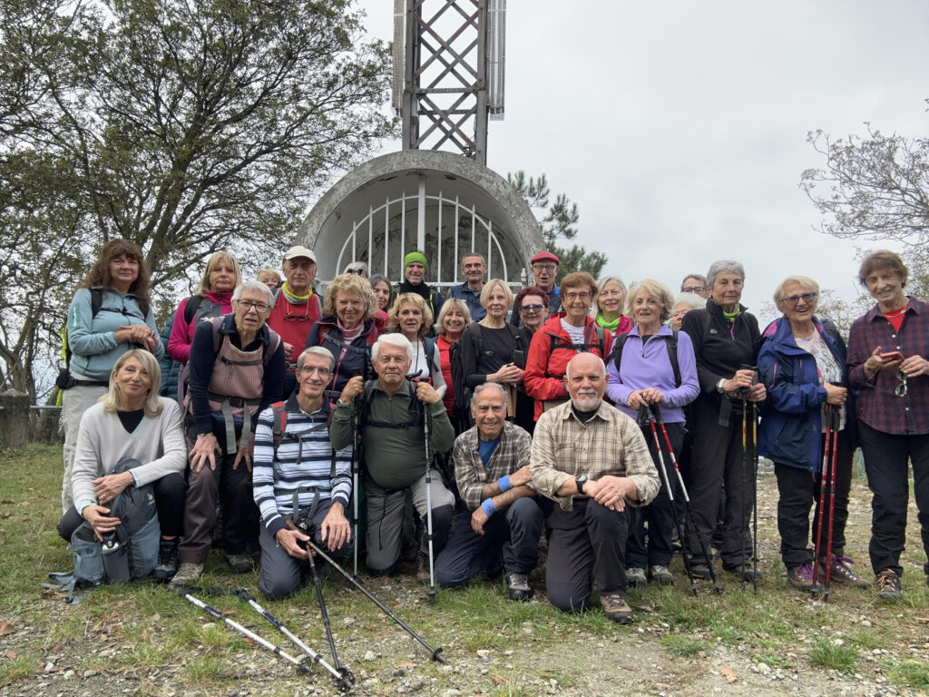 Foto di gruppo dei partecipanti alla castagnata 2025