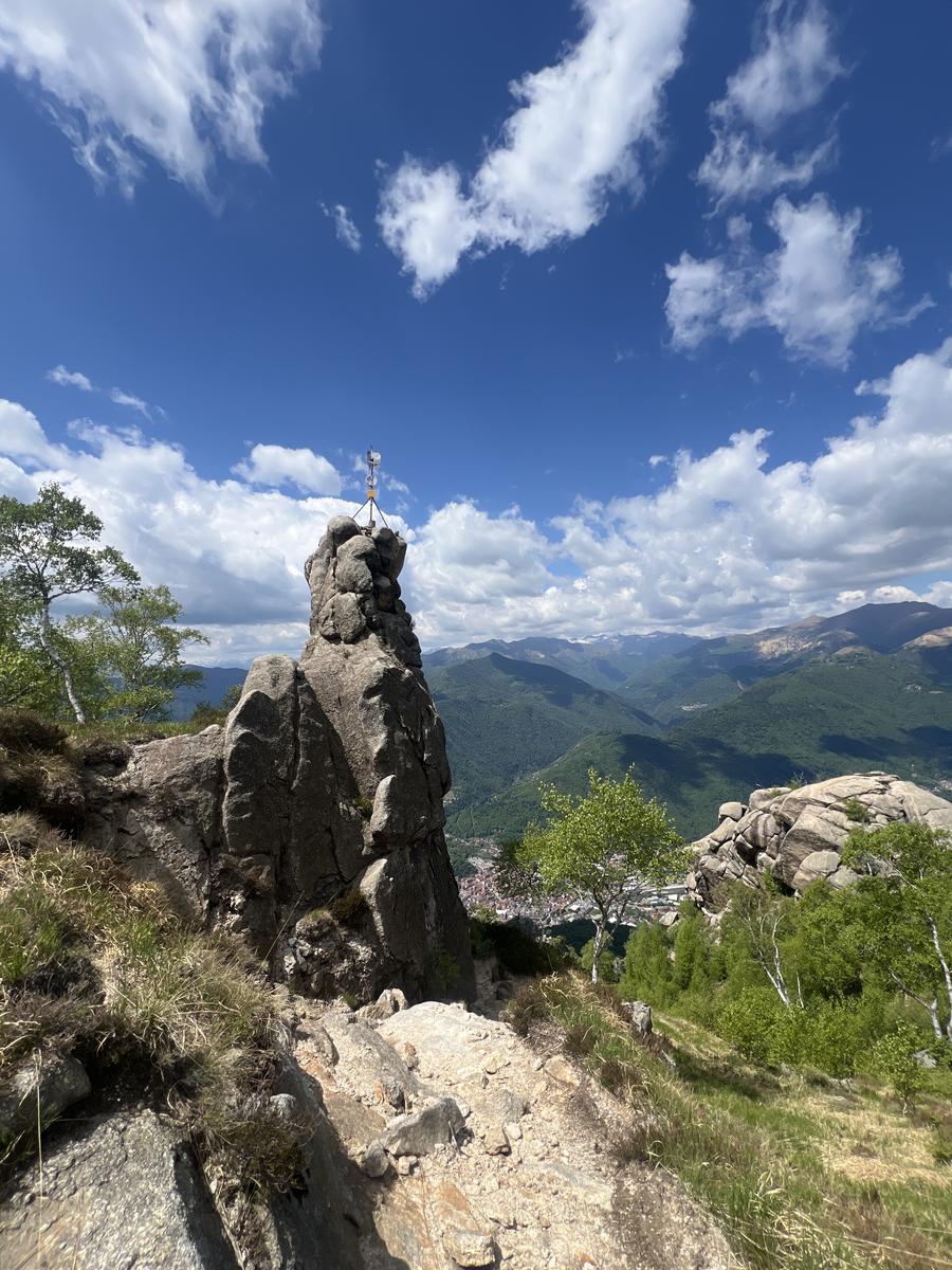 Monte Omo, granitica punta con vista su Omegna
