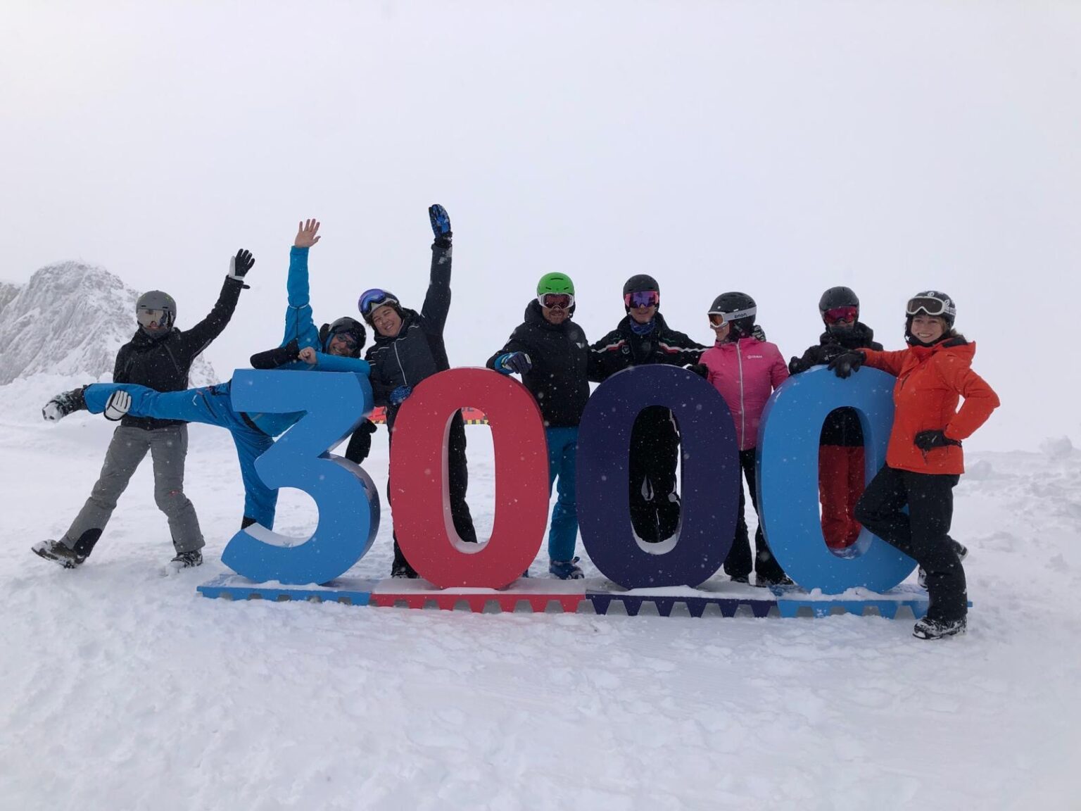 Locandina weekend a Ponte di Legno, con un gruppo di organizzatori CAI che sono in pose divertenti dietro alla scritta "3000".