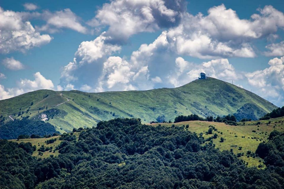 Veduta sul monte Lesima con in lontananza l'osservatorio astronomico