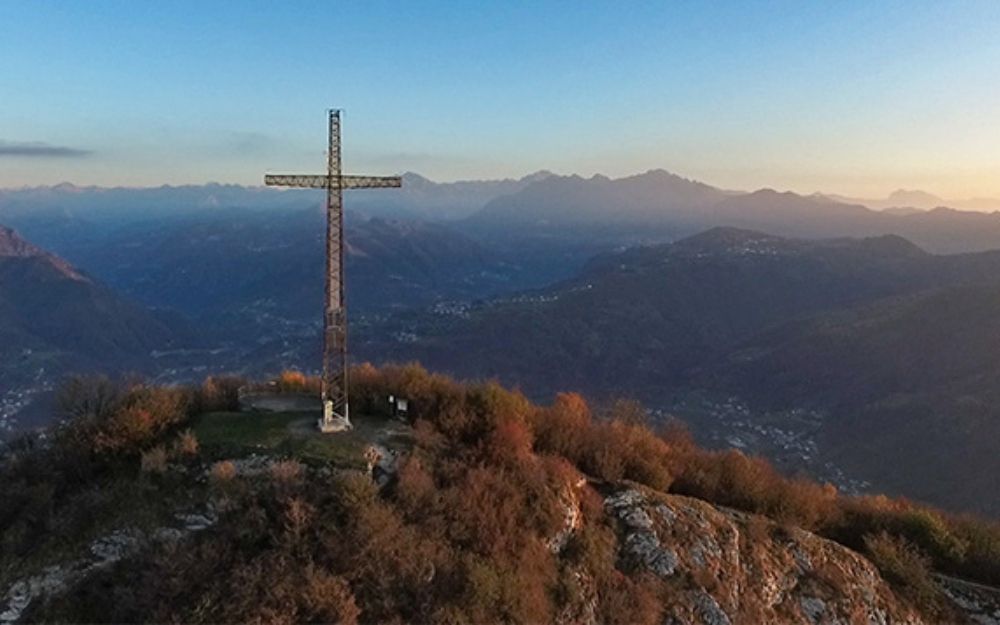 Panoramica del Monte Canto con la croce di vetta