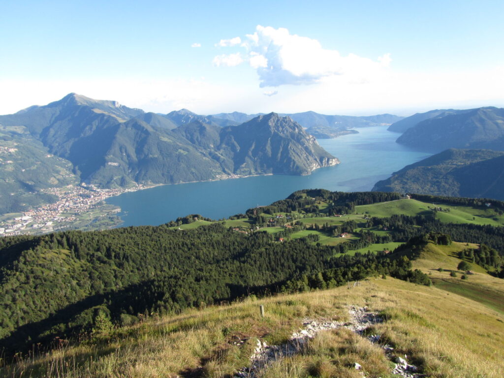 Veduta del lago dalla cima del Monte Colombina