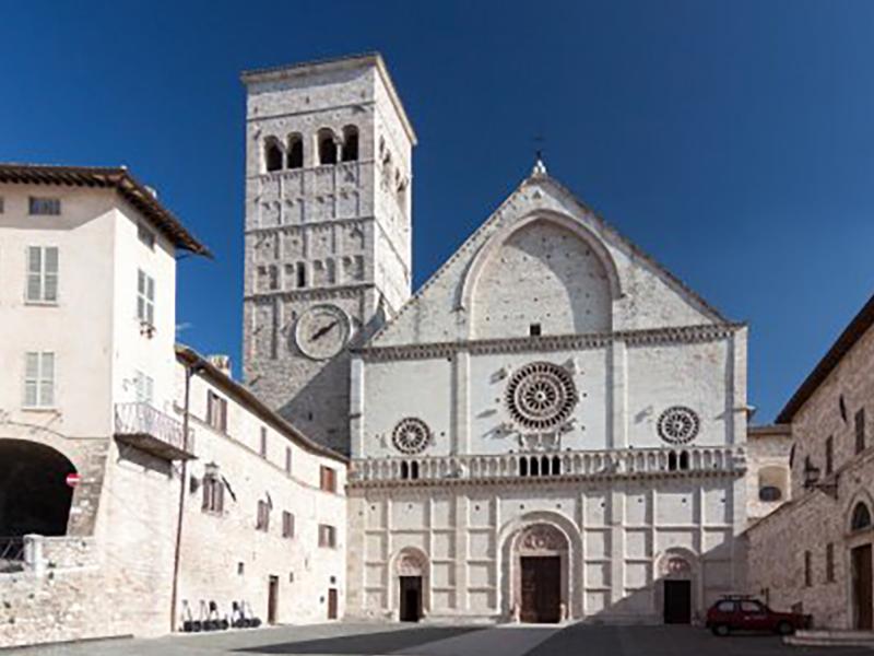 Veduta della facciata della Basilica di San Ruffino di Assisi