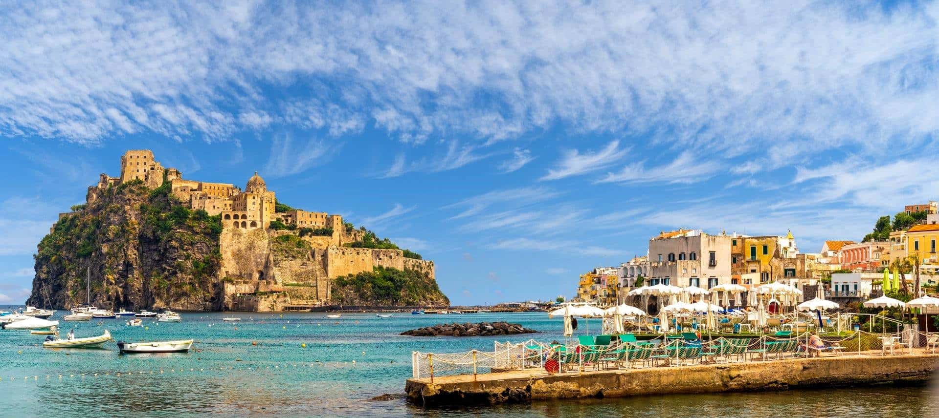 panorama dal mare dell'isola di Ischia