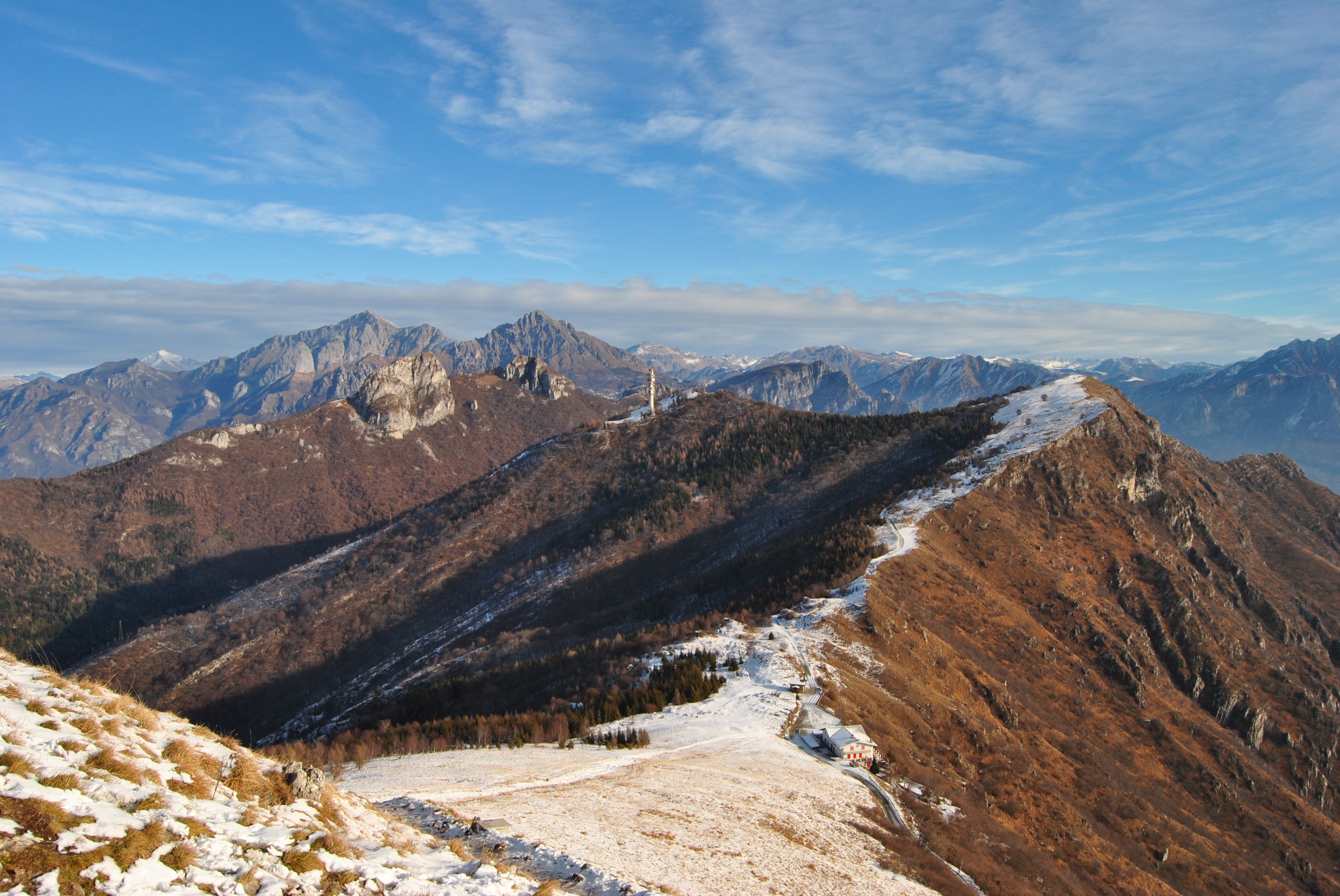 Vista dalla cima del Monte Cornizzolo sui Corni di Canzo e sulle Grigne.