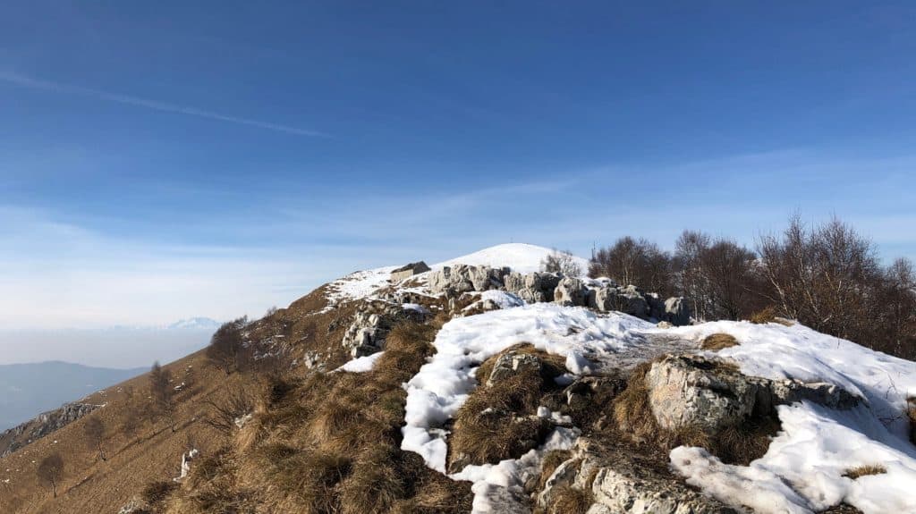 Veduta della vetta del Monte Linzone innevata