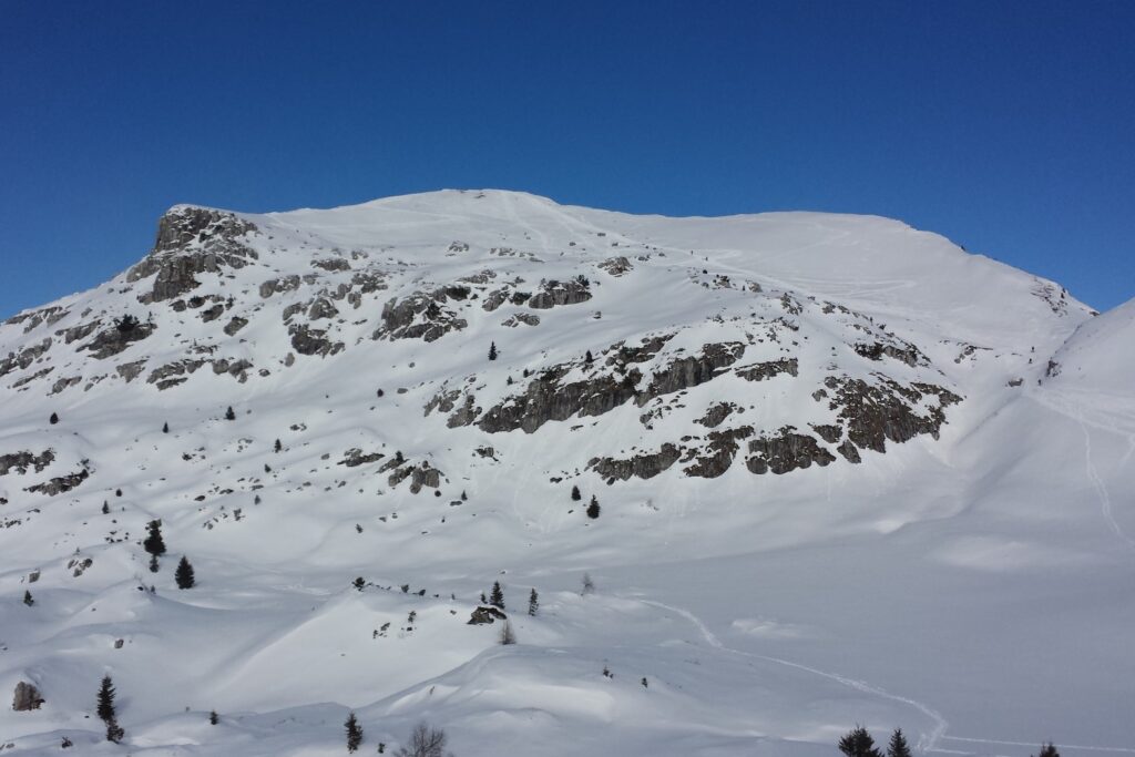 Vista panoramica della Cima di Piazzo innevata