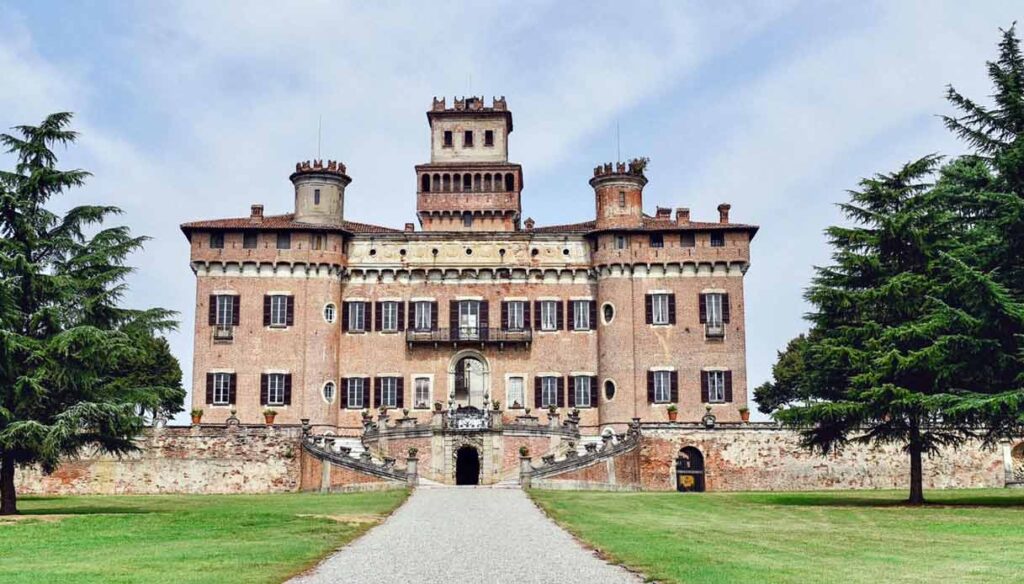 Veduta frontale del castello di Chignolo Po