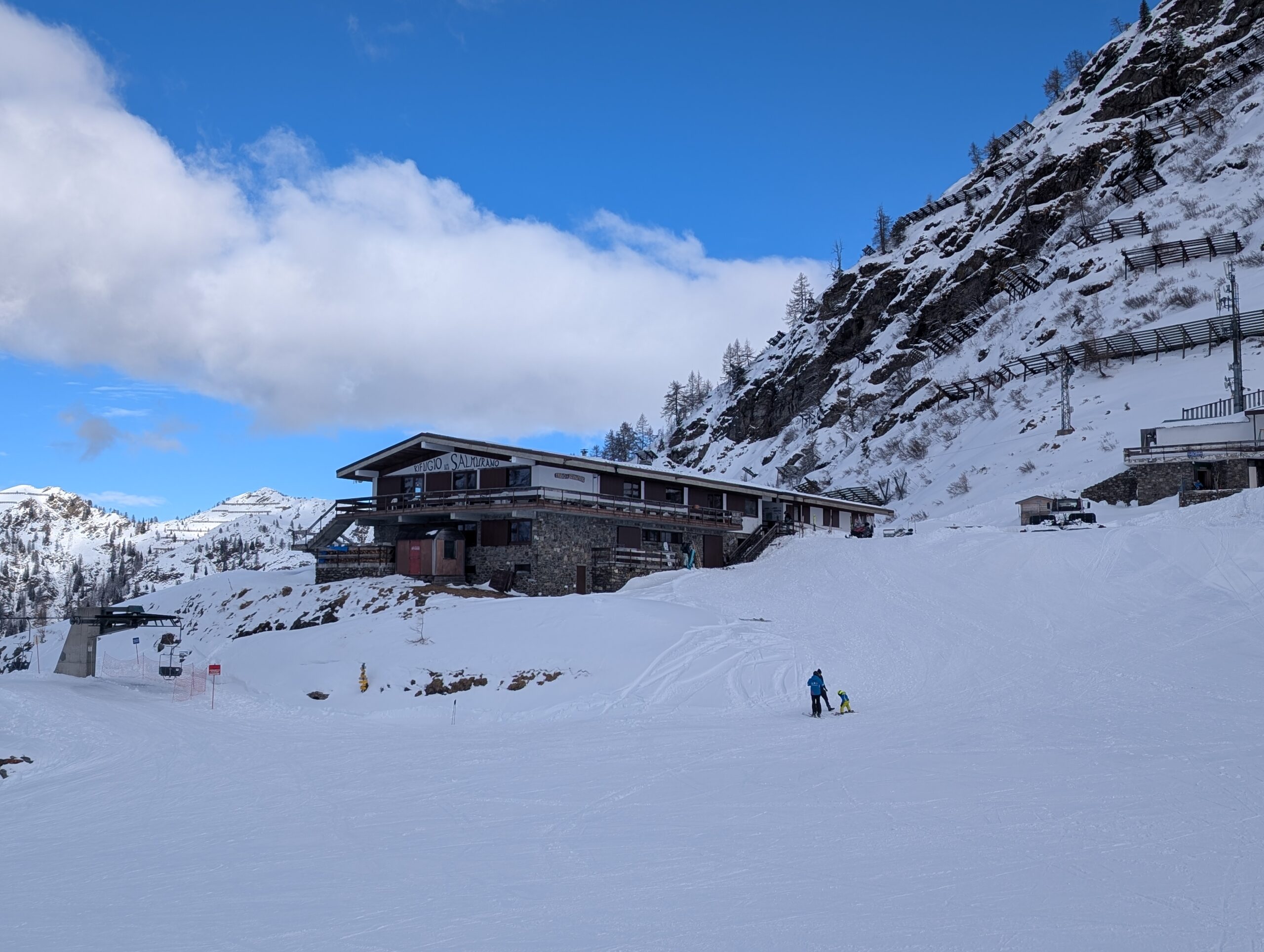 veduta del rifugio Salmurano con la neve