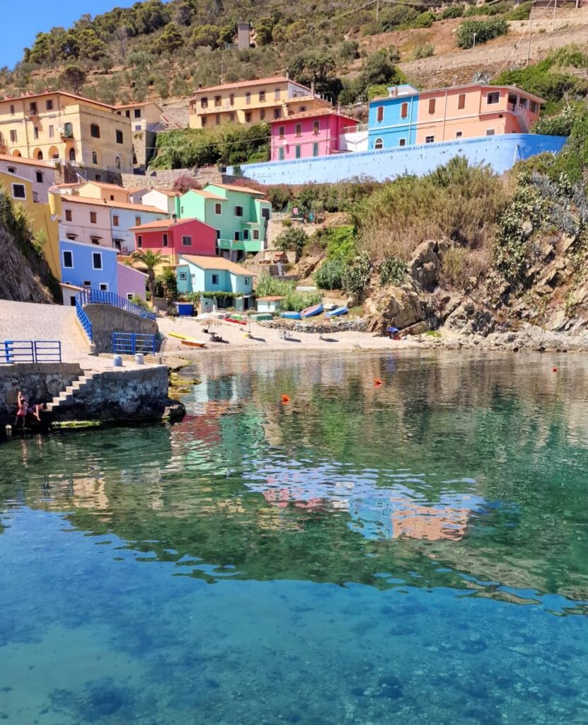 Vista dal mare dell'abitato di Gorgona