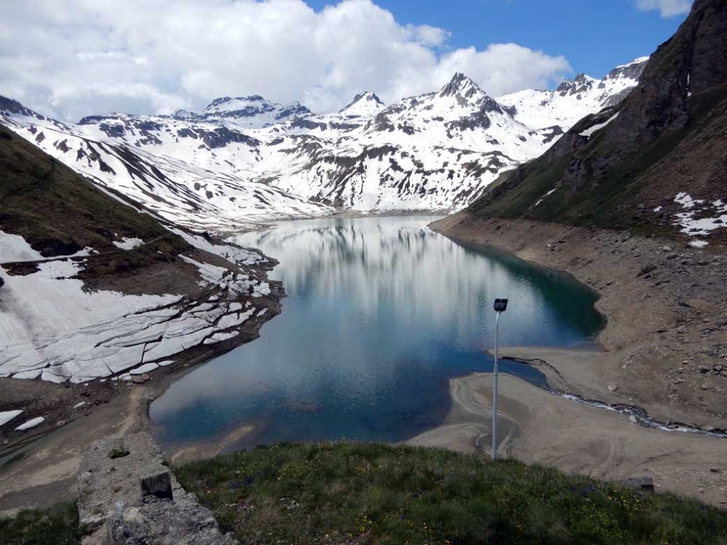 Veduta invernale sul lago Vannino