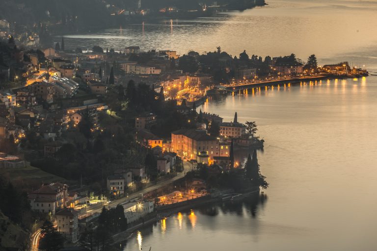 Veduta notturna di Bellano