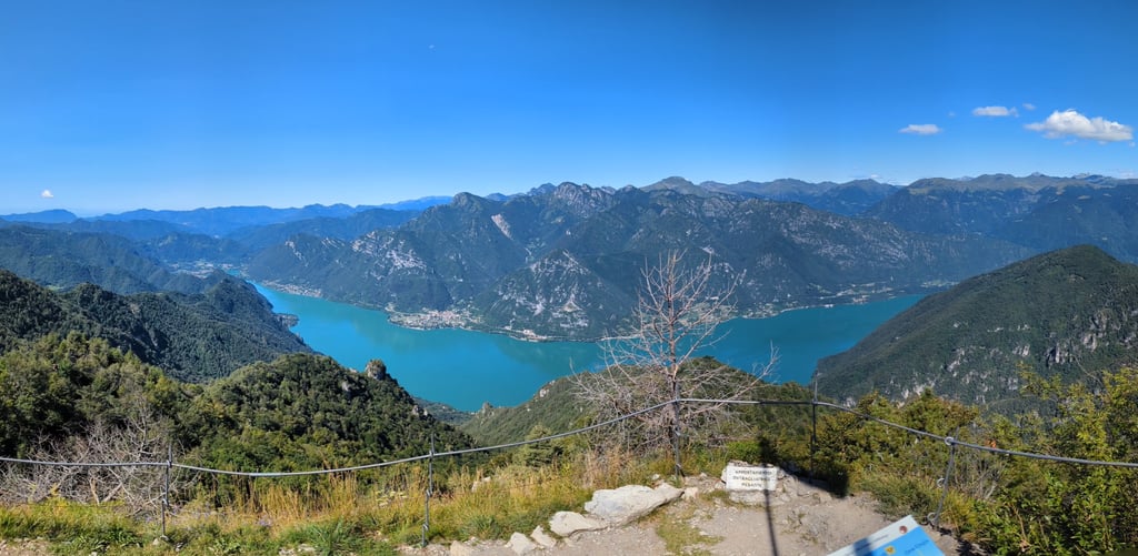 Veduta sul lago di Idro dalla cima del Monte Stino