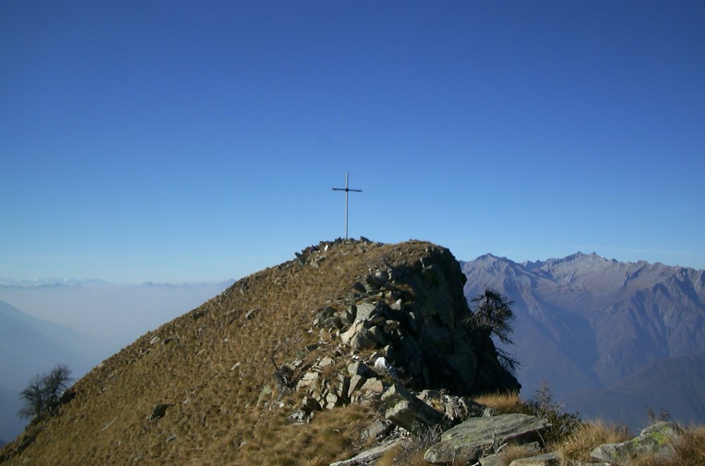 Veduta della cima della Zocca con croce sommitale