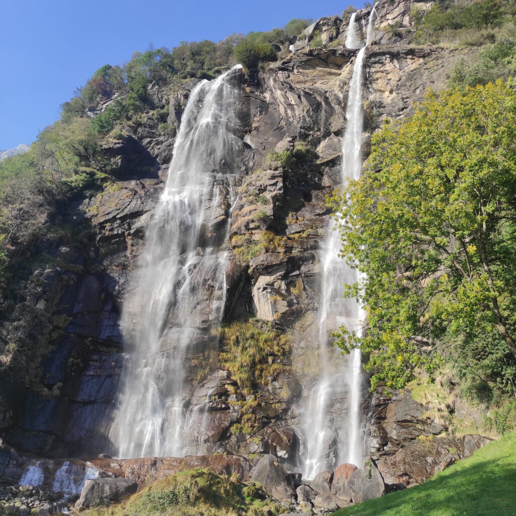 veduta dal basso della cascata